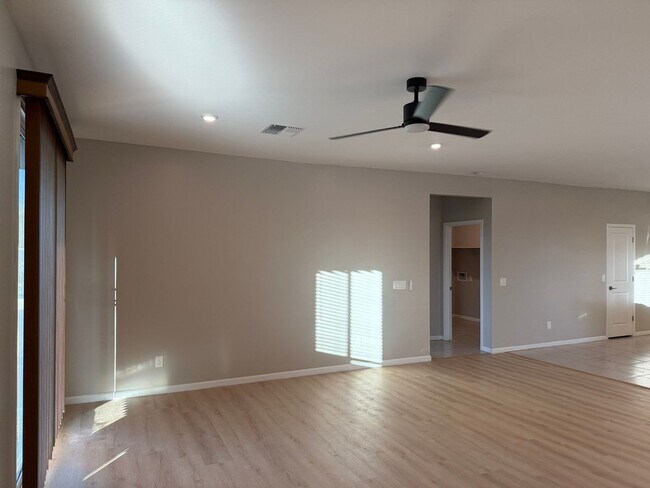 Building Photo - 2020 E Kansas Dr