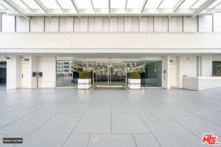 Building Photo - 10660 Wilshire Blvd