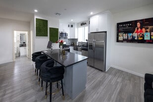 Building Photo - 1128 W 39th St