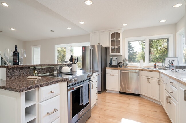 Building Photo - Lake Minnetonka 3-Bedroom Modernized Home ...