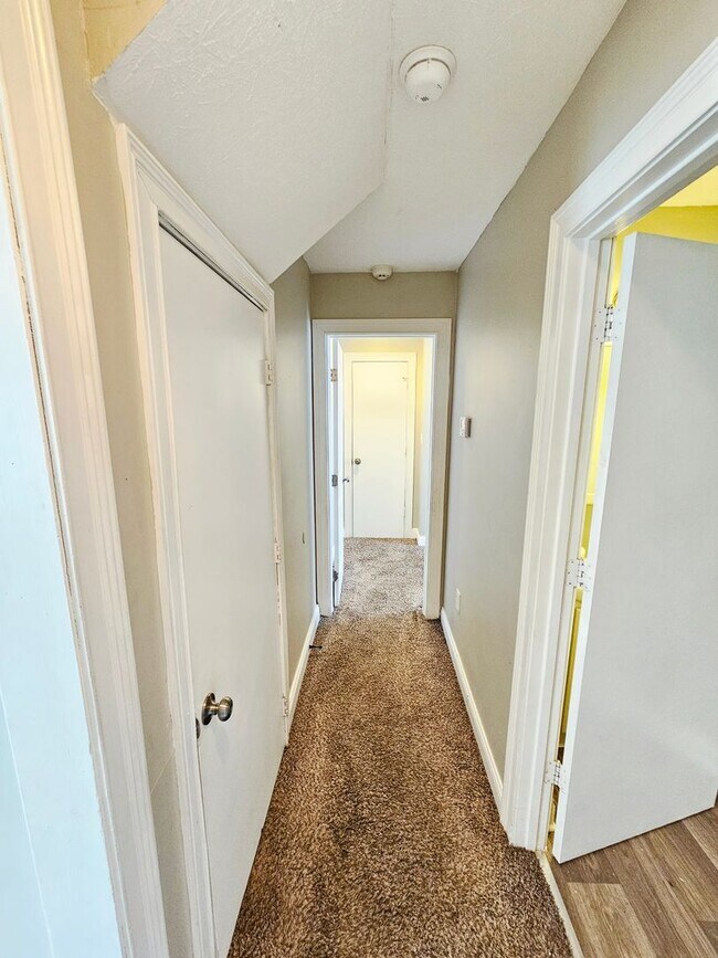 Building Photo - Available Now! 3 Bedroom Home with Central Air