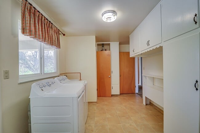 Building Photo - Charming Farmhouse Retreat in Northwest Bakersfield!