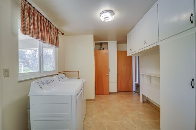 Building Photo - Farmhouse in NW Bakersfield
