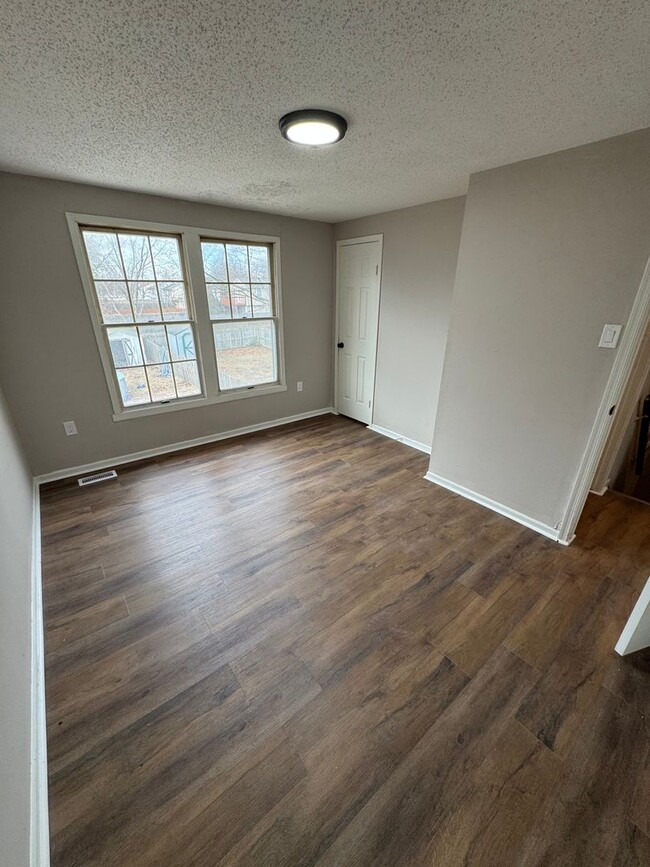 Building Photo - Townhome features 3 bedrooms and 1.5 bathr...