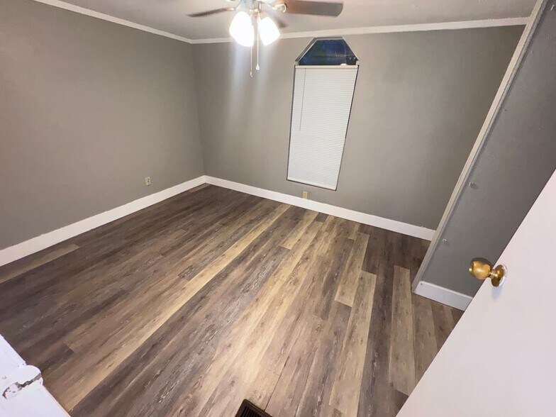 Building Photo - 15637 Sims Ln