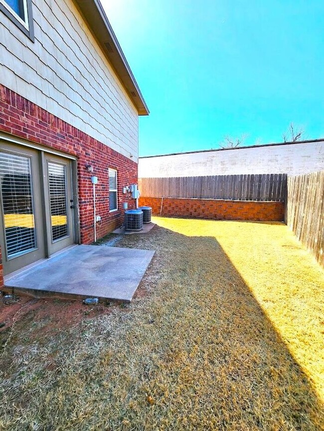 Building Photo - 4 Bed 2 Bath 2 Car Duplex in the Oxford Park Addition in Edmond