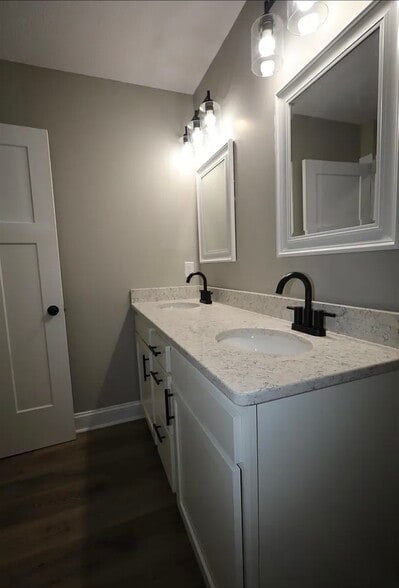 Full Bathroom - 2190 Barr St