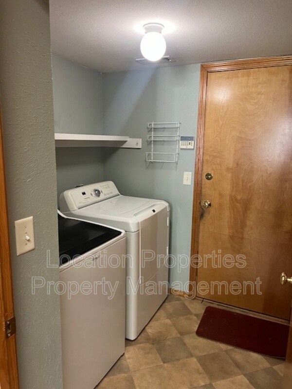 Building Photo - 2713 Grand Cir