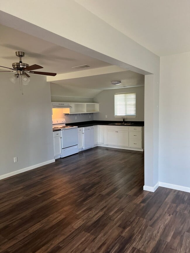 Building Photo - 2 bedroom, 1 bathroom home located in the ...