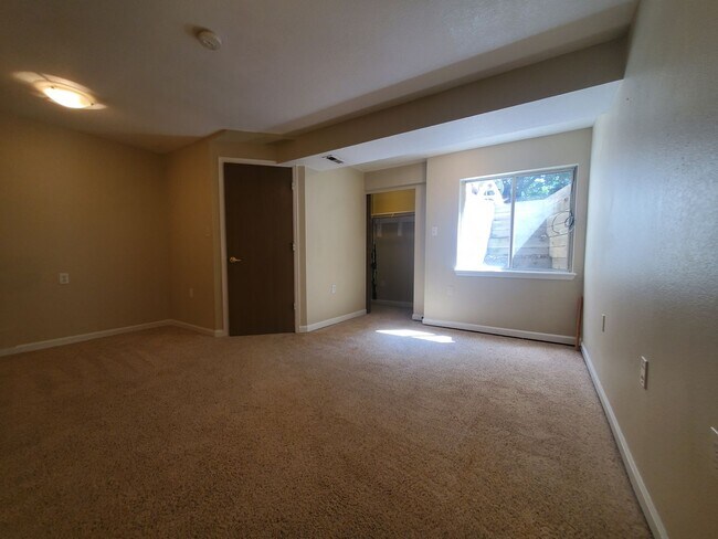 Building Photo - 3 Bedroom Home w Extra Room and 2 Car Garage in Stratford Lakes!
