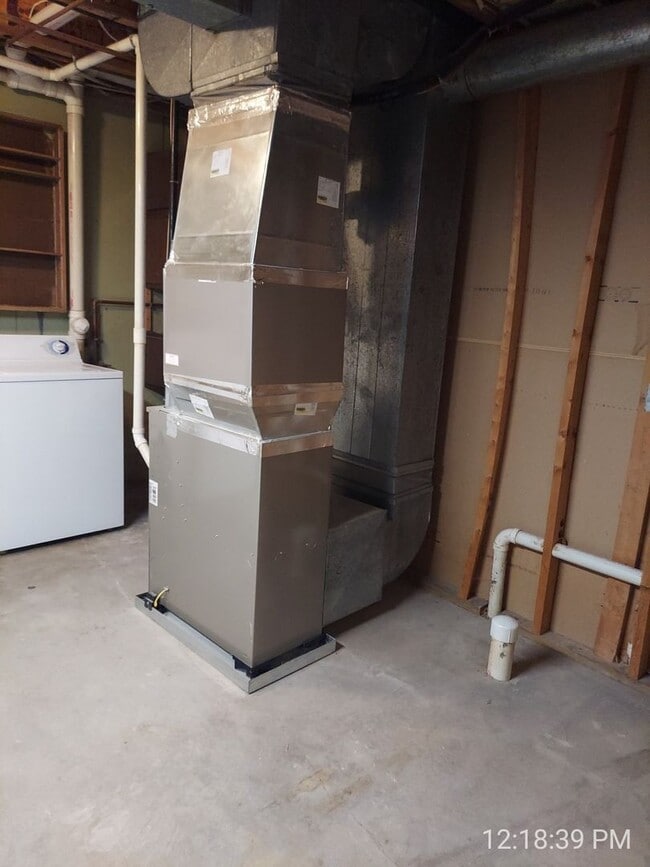 Building Photo - Spacious And Sun-Filled 3 Bedroom 2.5 Bath...