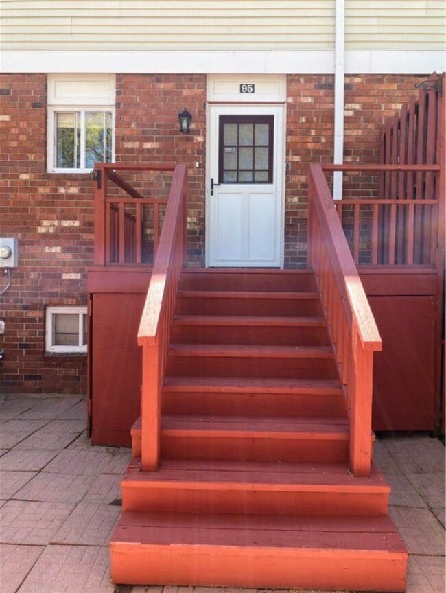 Patio/front entrance - 95 Woodlands