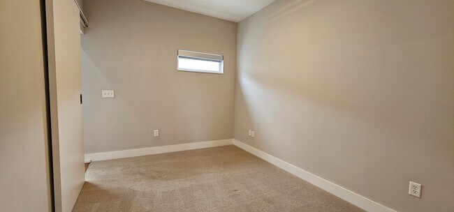 Building Photo - Contemporary Townhome East side of Downtow...