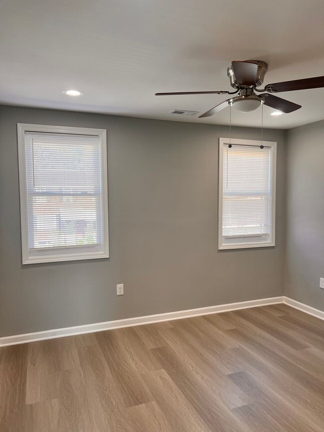 Building Photo - 3 BEDROOM TOWNHOME **VOUCHERS ONLY**