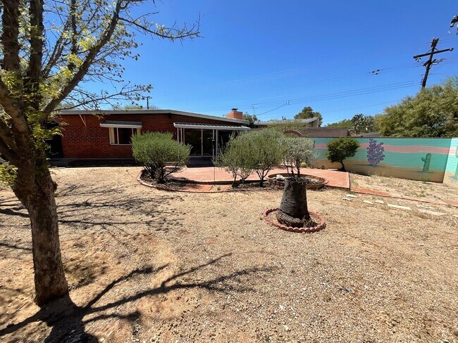 Building Photo - Eastside home with privacy on cul-de-sac