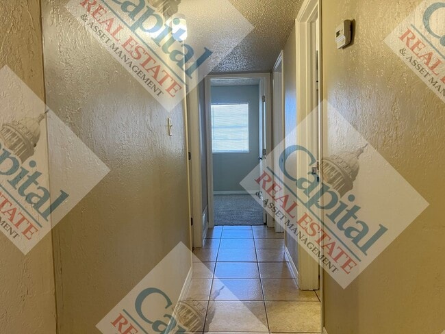 Building Photo - Charming 3 Bedroom