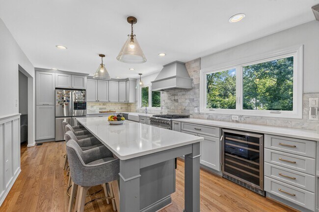 Building Photo - 723 Forest Ridge Dr