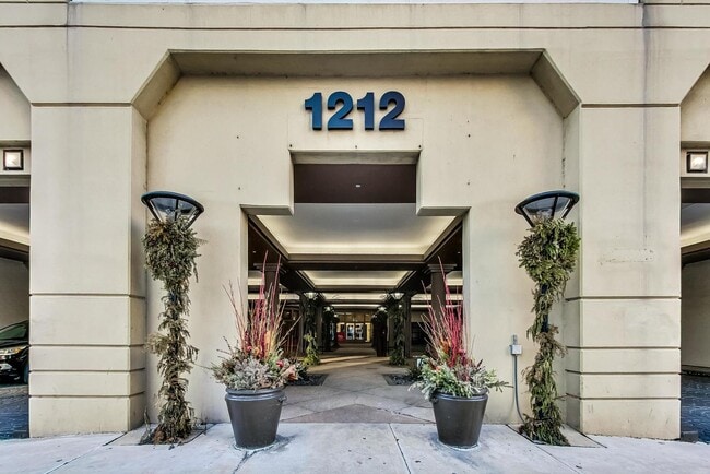 Building Photo - 1212 N La Salle Dr