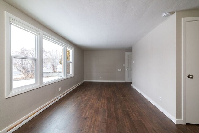 Building Photo - 172-172 NE Juniper St