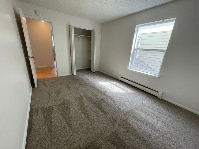 Building Photo - 2 bed 2 bath available now!