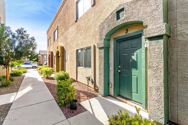 Primary Photo - 2838 E Tracy Ln