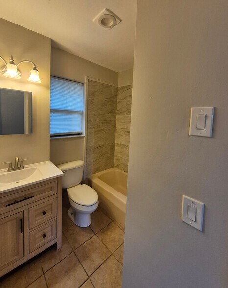 Building Photo - 7071 Holiday Dr