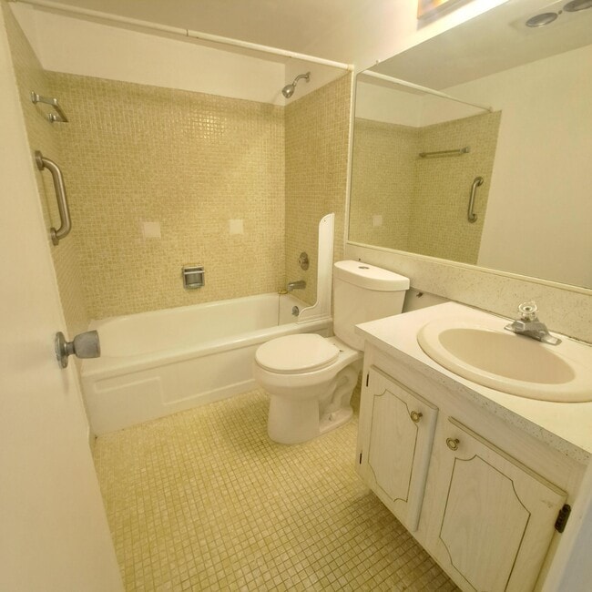 Building Photo - 18 Dorchester A
