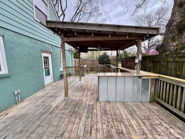 Building Photo - 5 Bedroom Home Between 12 South and Oak Hill