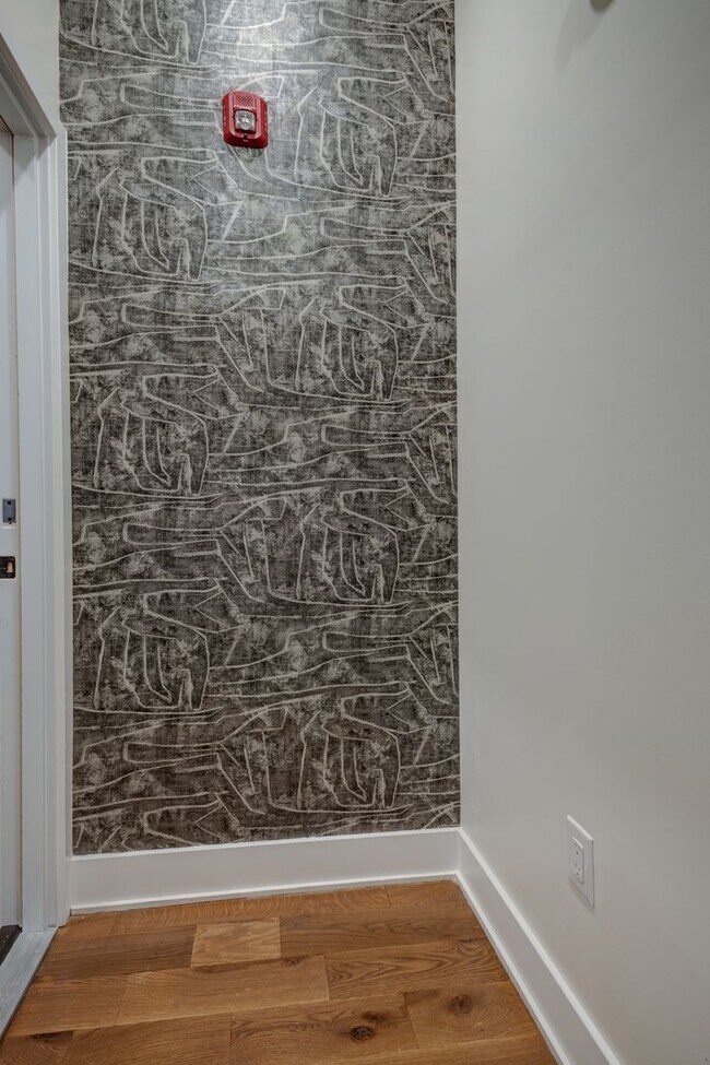 Building Photo - Spacious & Stylish Studio Apartment on W Diamond Street