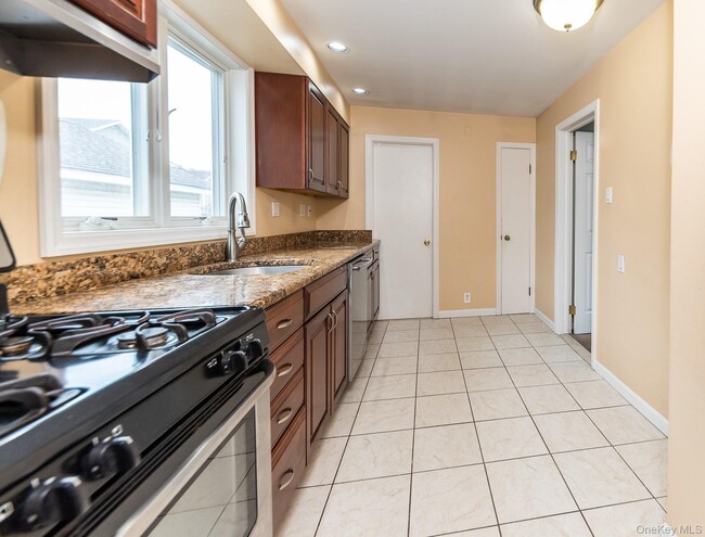 Building Photo - 5 Lewis Pl