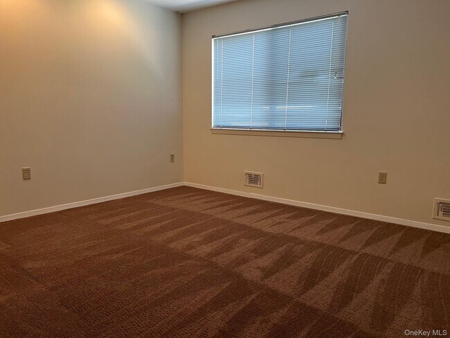 Building Photo - 1006 Holly Walk