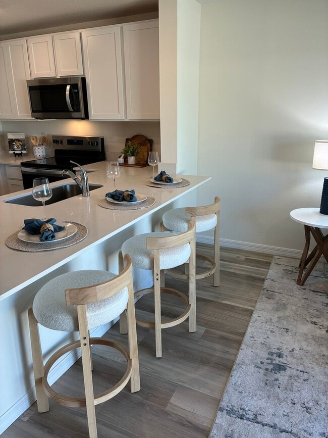 Building Photo - 3 bedroom, 2.5 bath Townhome