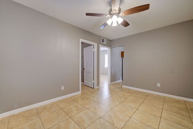 Primary Photo - 9316 E Balsam Ave