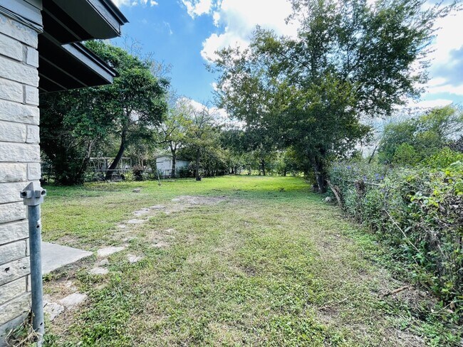 Building Photo - 4822 Hemphill Dr
