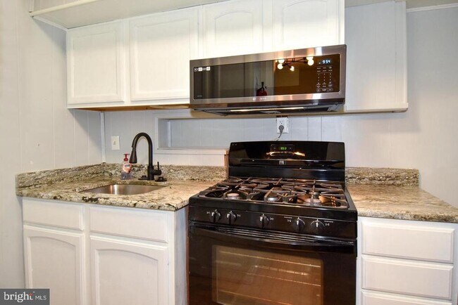 Building Photo - 204 34th St NE