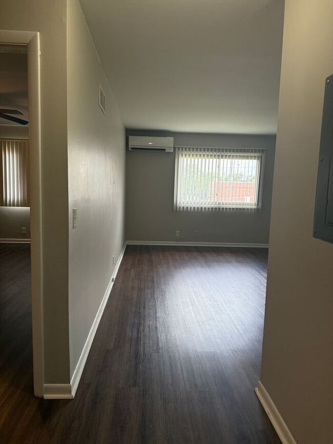 Building Photo - Remodeled 1 Bedroom Apartment!!! Walk to t...