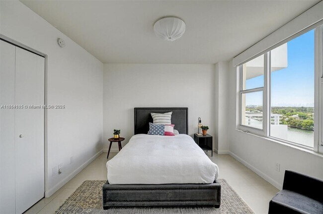 Building Photo - 5600 Collins Ave
