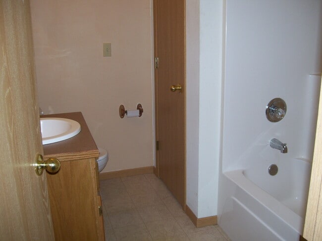 Building Photo - Spacious 3 bedroom, 2 bathroom duplex!