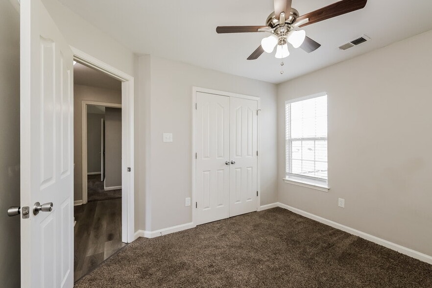 Building Photo - 906 Lakemont Dr