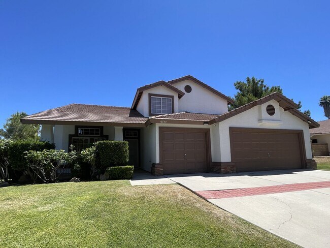 Building Photo - Available Now Palmdale 4 Bedroom + 3 Bathr...