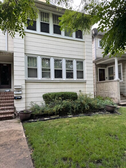Building Photo - 4741 N Kilbourn Ave