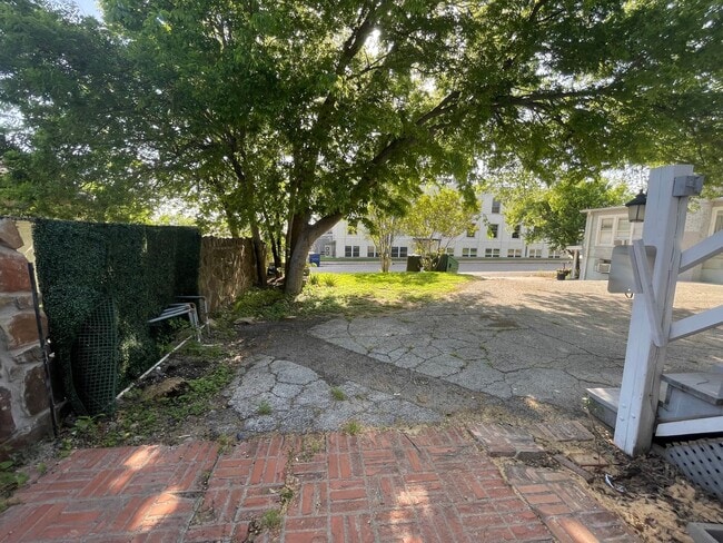 Building Photo - Cozy 1 Bedroom 1 Bath  Downstairs Unit Ready for Move-in ((New Vinyl Plank Flooring)) ~ Fantastic...