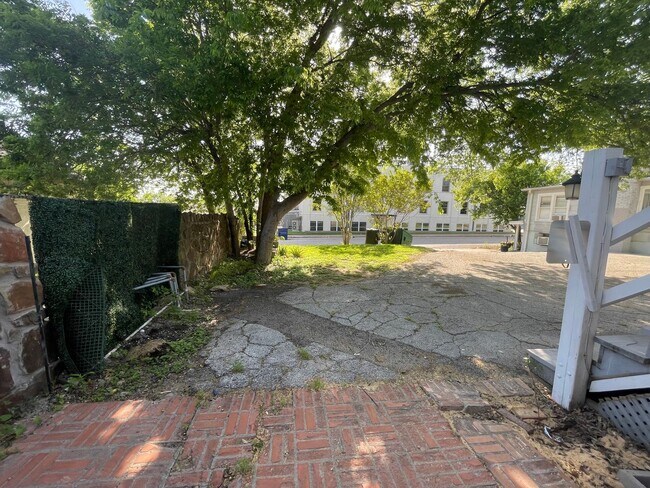 Building Photo - Free February rent $$$ Downstairs Unit Ready for Move-in~ Spacious one Bedroom & one Bath   ((New...