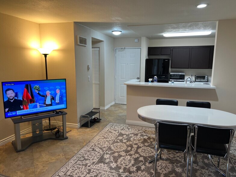 Building Photo - 8889 Caminito Plz