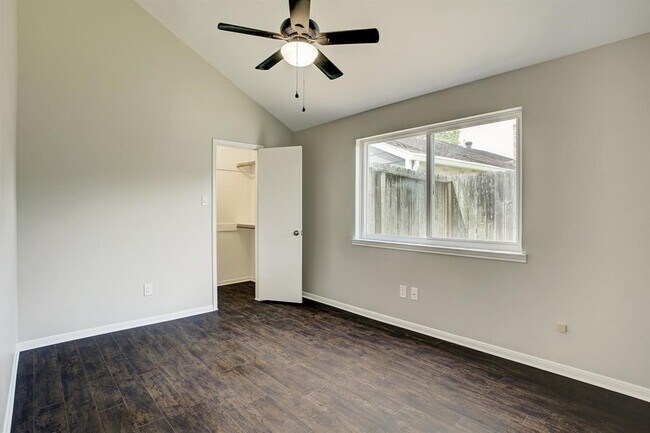 Building Photo - 1074 Apache Falls Dr