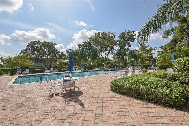 Building Photo - 2901 S Palm Aire Dr