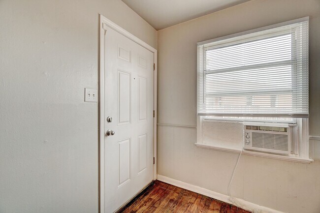 Building Photo - 2 Bed 1 Bath Duplex in MWC