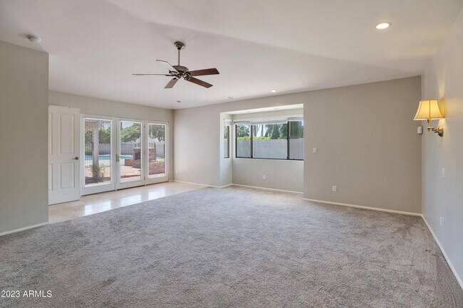 Building Photo - 6035 E Calle Del Paisano
