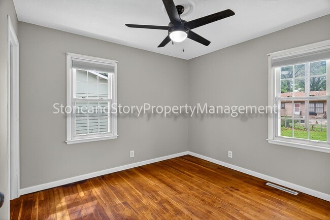 Building Photo - 4 bedroom 2 bath on quiet street in Briarwood