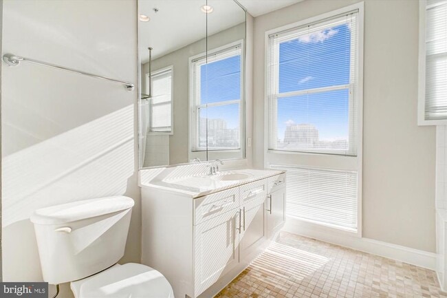 Building Photo - 1662 N Quinn St